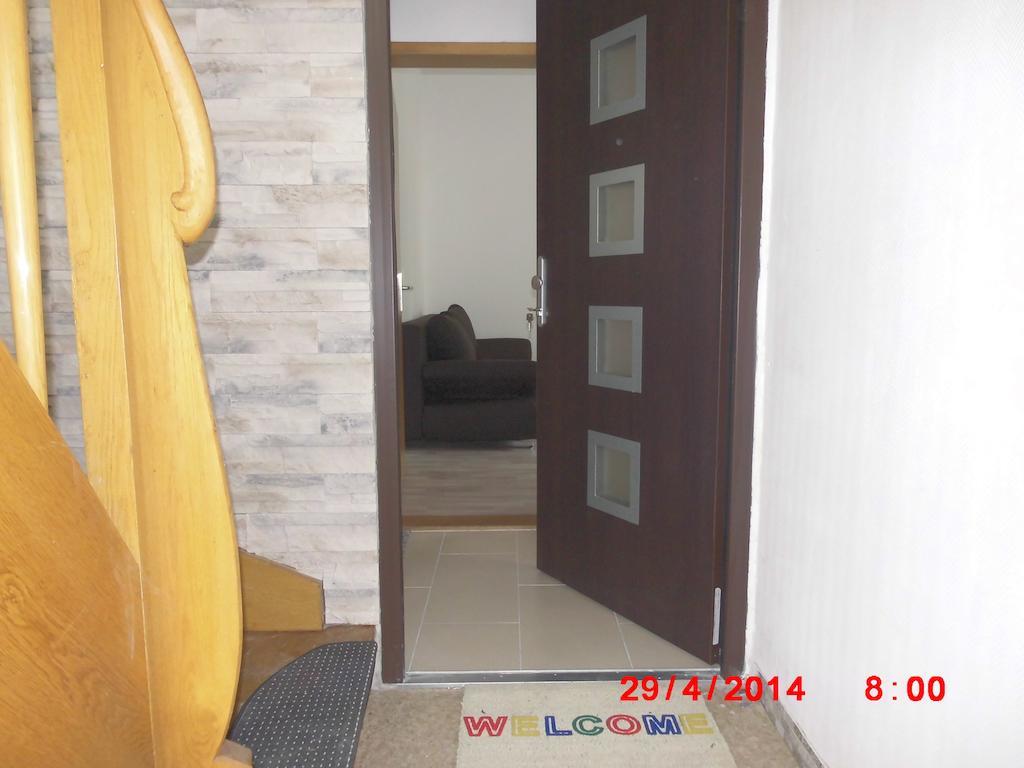 Frankfurt Airport & Fair Apartment Kelsterbach Zimmer foto