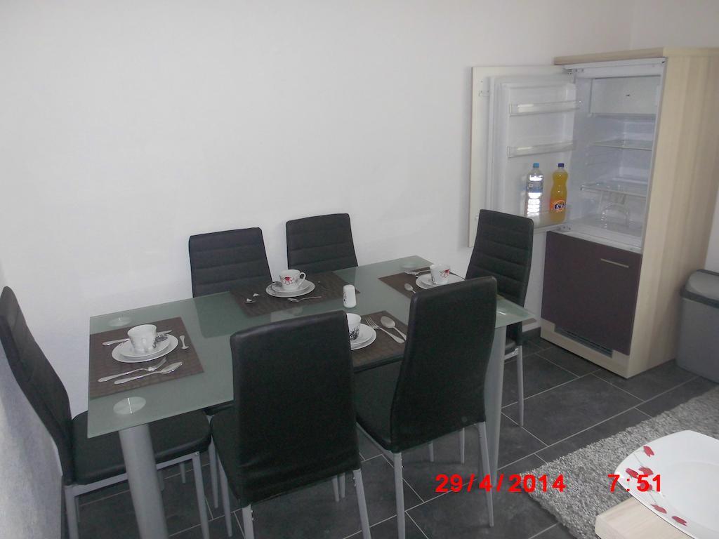 Frankfurt Airport & Fair Apartment Kelsterbach Zimmer foto